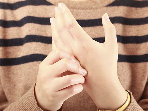 12+ Ways To Relieve Tingling Fingers During Pregnancy