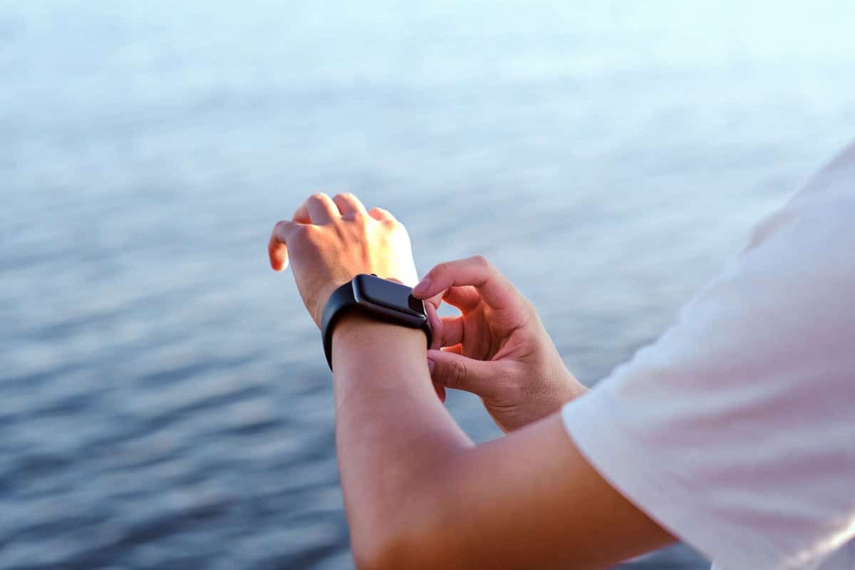 Apple Class Action Alleges Apple Watch Se Smart Watch Not Swim Proof As