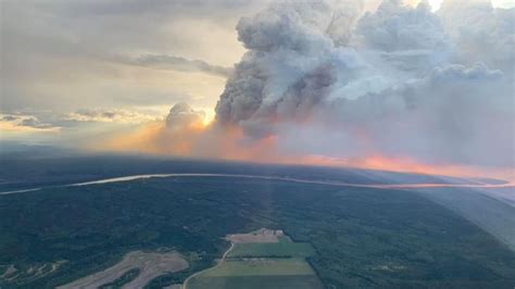 Feux De For T Les Vacuations Continuent Dans Le Nord De L Alberta