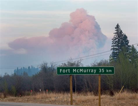 Fort Mcmurray Evacuation Creates Surreal Scene As Wildfire Grows Cbc News