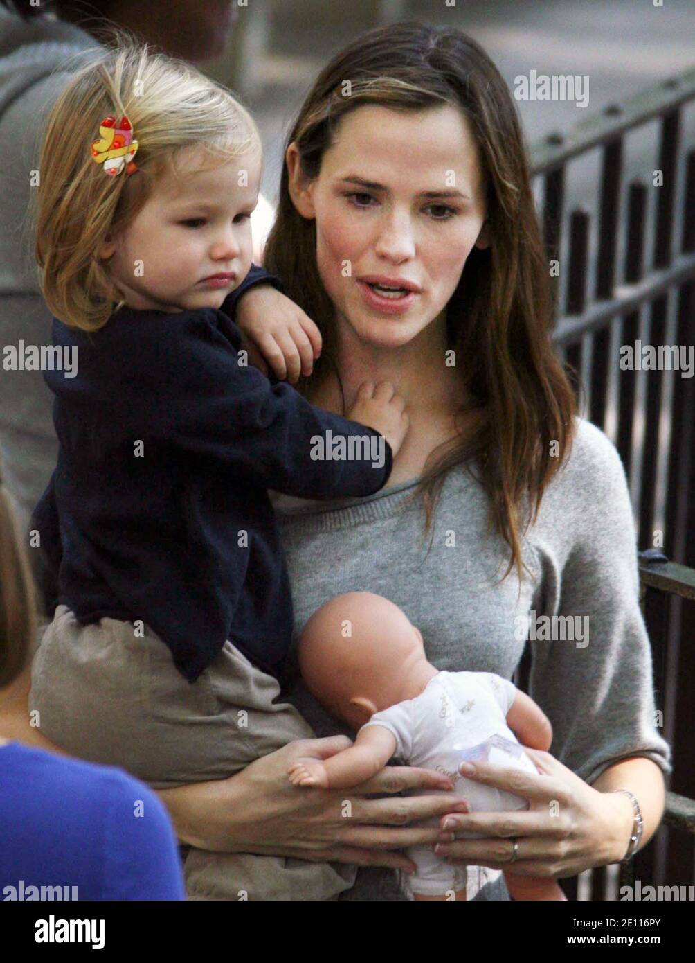 Jennifer Garner Daughter Violet 10 15 07 Photo By John Barrett