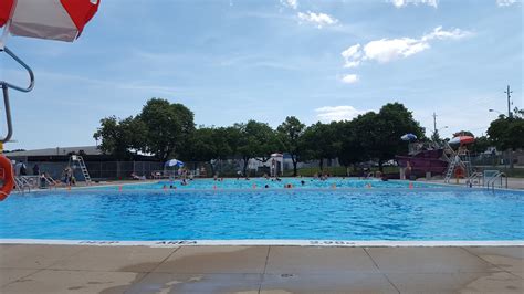 Kiwanis Outdoor Pool: Amenities & Lessons