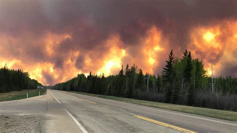 Le Feu De For T Dans Le Nord De L Alberta Continue De S Tendre