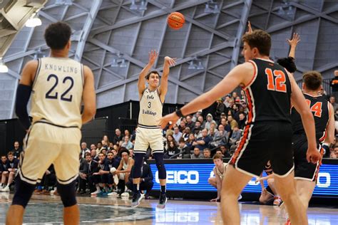 Men S Basketball At Halftime Yale Trails Princeton 33 29 In Tight