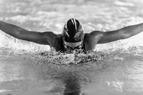 Premium Photo Swimmer In The Pool Close Up