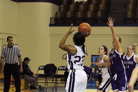 Women S Basketball Simpson Drives Yale To Win Yale Daily News